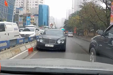 Truy tìm xe Bentley chạy ngược chiều, nháy đèn đòi nhường đường trên phố Hà Nội - Ảnh 2.