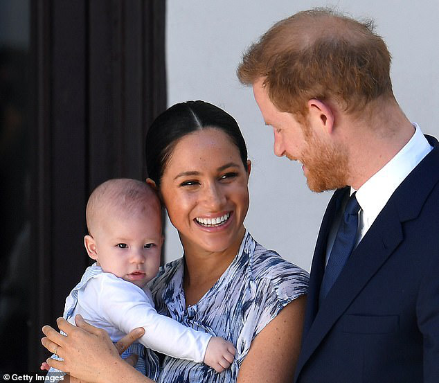 Vợ chồng Meghan Markle công bố thiệp Giáng sinh theo cách đặc biệt nhưng bị chê là đạo đức giả, gây chú ý nhất là bé Archie - Ảnh 1.