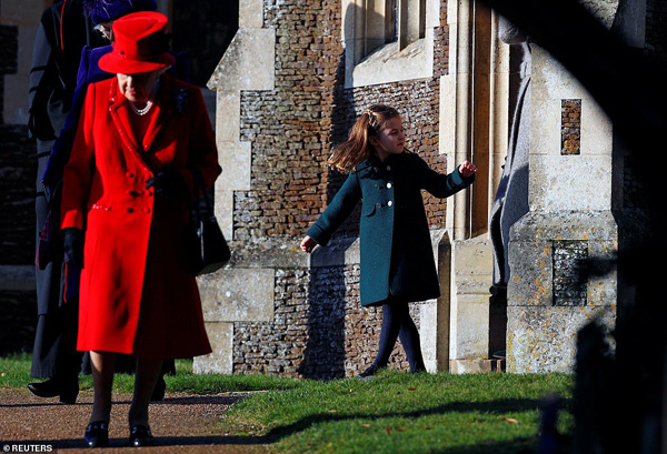 Vẻ đáng yêu tinh nghịch của Công chúa Charlotte khi lần đầu đón Noel tại nhà thờ - Ảnh 10.