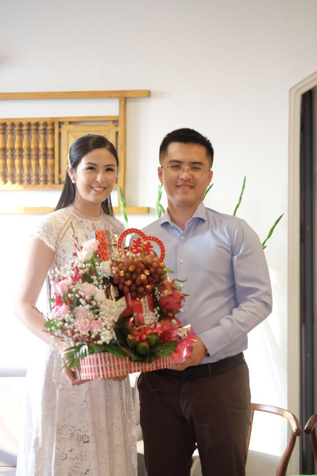 Chồng chưa cưới công khai đăng ảnh đón Giáng sinh cùng Hoa hậu Ngọc Hân - Ảnh 2.