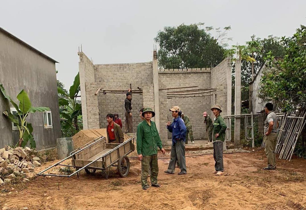 Nổ can đựng xăng, hai vợ chồng nguy kịch - Ảnh 1. Nổ can đựng xăng, hai vợ chồng nguy kịch - Ảnh 1.