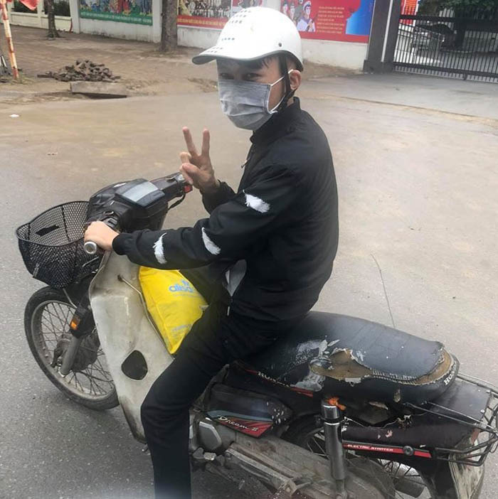 Chàng trai người HMông đứng dưới mưa đợi trả ví cho người mất - Ảnh 1. Chàng trai người HMông đứng dưới mưa đợi trả ví cho người mất - Ảnh 1.