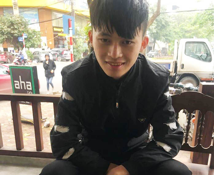 Chàng trai người HMông đứng dưới mưa đợi trả ví cho người mất - Ảnh 2. Chàng trai người HMông đứng dưới mưa đợi trả ví cho người mất - Ảnh 2.