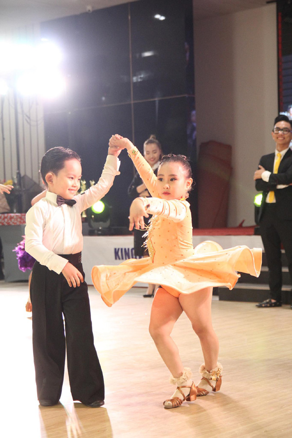 Con trai 4 tuổi của Khánh Thi lập kỳ tích khiêu vũ thể thao thể hiện tố chất con nhà nòi khiến fan kinh ngạc - Ảnh 4.