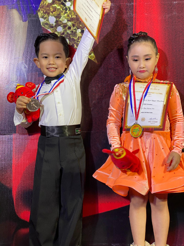 Con trai 4 tuổi của Khánh Thi lập kỳ tích khiêu vũ thể thao thể hiện tố chất con nhà nòi khiến fan kinh ngạc - Ảnh 1.