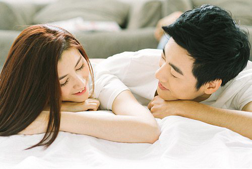 Cứ về quê là vợ lại giản dị bất thường, chồng chết lặng sau khi nghe lén cuộc điện thoại - Ảnh 1.
