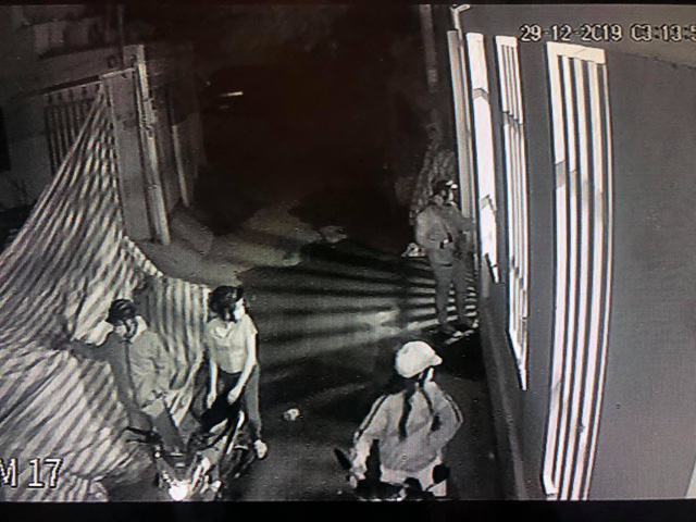 Camera an ninh ghi hình ảnh nhóm nam nữ táo tợn cắt khóa tiệm vàng, trộm mô tô BMW - Ảnh 1.