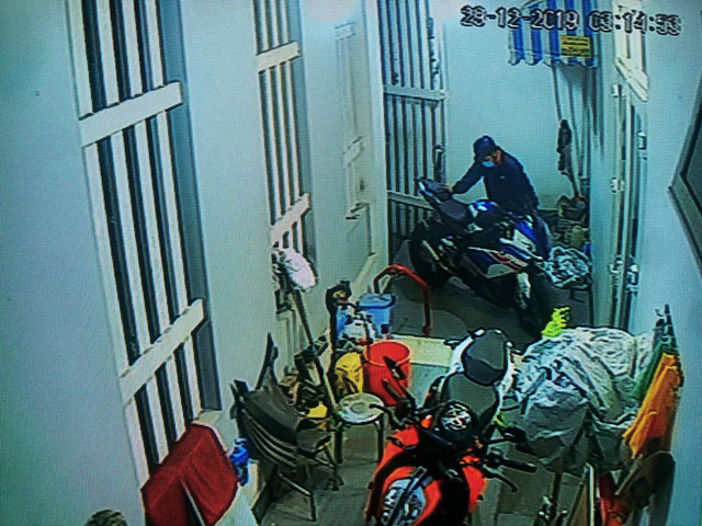 Camera an ninh ghi hình ảnh nhóm nam nữ táo tợn cắt khóa tiệm vàng, trộm mô tô BMW - Ảnh 2.