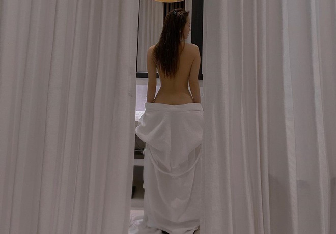 Minh Hằng khoe ảnh bán khỏa thân táo bạo khiến fan bất ngờ - Ảnh 1. Minh Hằng khoe ảnh bán khỏa thân táo bạo khiến fan bất ngờ - Ảnh 1.