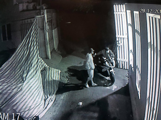 Camera an ninh ghi hình ảnh nhóm nam nữ táo tợn cắt khóa tiệm vàng, trộm mô tô BMW - Ảnh 3.
