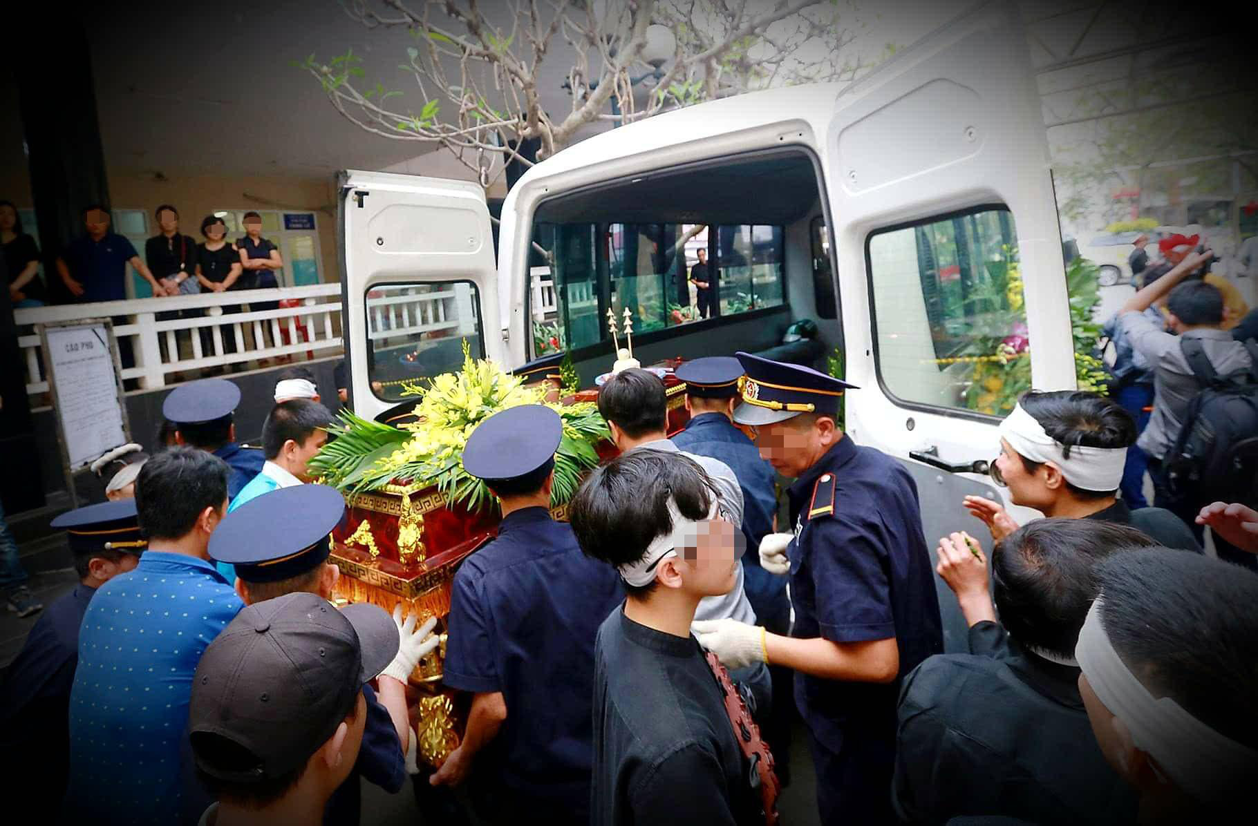 Không khí tang thương trái ngược ngược vô đám tang của sao Việt
