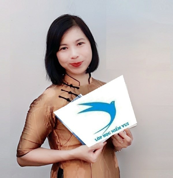 Cô Nam Linh và logo của lớp học