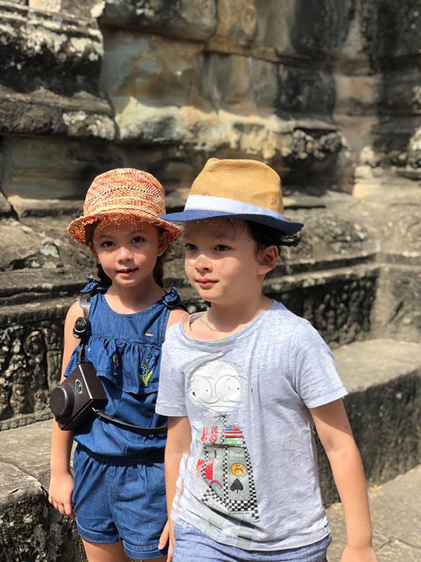 
T&ocirc;m v&agrave; T&eacute;p rất h&agrave;o hứng với Angkor Wat - khu đền nổi tiếng bậc nhất Campuchia. Trong khi cậu cả T&ocirc;m khiến hướng dẫn vi&ecirc;n mệt nho&agrave;i v&igrave; những c&acirc;u hỏi th&igrave; c&ocirc; em T&eacute;p lại thong thả với sở th&iacute;ch chụp ảnh.
