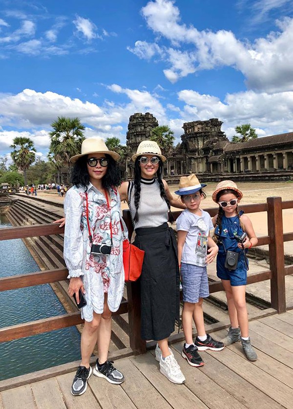 
Ba mẹ con Hồng Nhung chụp ảnh kỷ niệm cùng bạn đồng hành - nhà thiết kế Hà Linh Thư. Nữ ca sĩ tỏ ra rất ngạc nhiên với những thay đổi của Angkor Wat so với chuyến đi của mình cách đây 20 năm.
