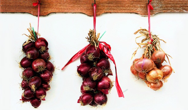 Hy Lạp: Theo truyền thống, một củ h&agrave;nh t&acirc;y thường được treo tr&ecirc;n cửa trước của c&aacute;c ng&ocirc;i nh&agrave; ở Hy Lạp. H&igrave;nh ảnh đ&oacute; mang &yacute; nghĩa l&agrave; biểu tượng của sự t&aacute;i sinh trong năm mới. Ngo&agrave;i ra, v&agrave;o ng&agrave;y Tết, cha mẹ sẽ đ&aacute;nh thức con c&aacute;i bằng c&aacute;ch d&ugrave;ng củ h&agrave;nh t&acirc;y, g&otilde; nhẹ v&agrave;o đầu ch&uacute;ng. Ảnh: TNT Review.