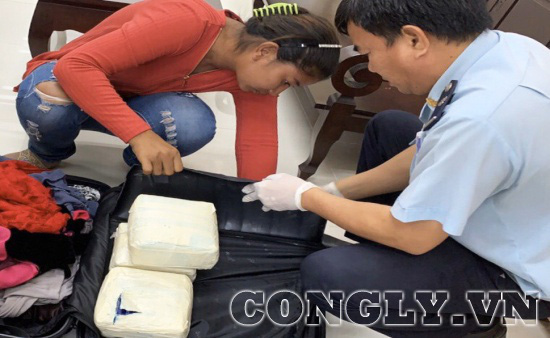 Nữ du khách nước ngoài xách valy chứa 5 kg ma túy qua cửa khẩu Mộc Bài - Ảnh 1.