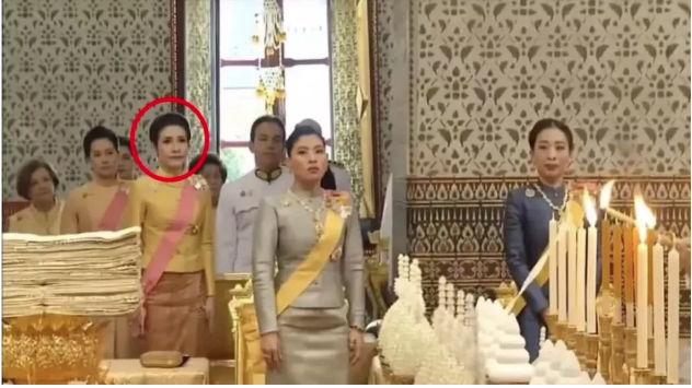 Tiết lộ khoảnh khắc bất thường của Hoàng quý phi Thái Lan trước khi bị phế truất, chứng tỏ việc tranh sủng với Hoàng hậu là có thật - Ảnh 2.