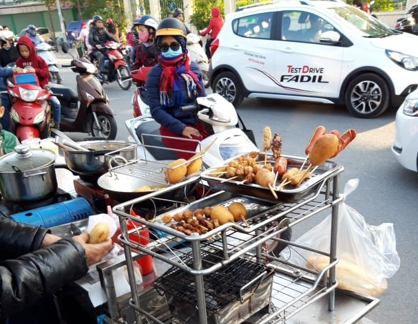 Hãi hùng đồ ăn vặt khu vực cổng trường (1): Giật mình những loại đồ ăn siêu rẻ không rõ nguồn gốc - Ảnh 3.