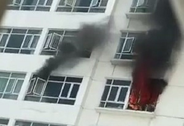 Cháy chung cư 26 tầng ở đường Lê Văn Lương, hàng trăm cư dân tháo chạy giữa trưa - Ảnh 1.