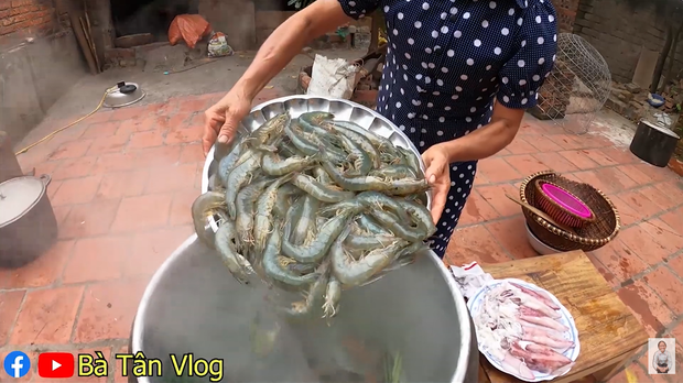 Bà Tân Vlog làm món cơm hải sản siêu to khổng lồ, nhưng dân mạng khó hiểu vì cách làm lạ lùng có 1-0-2 - Ảnh 3.