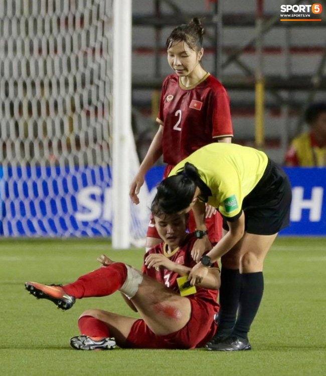 Hình ảnh đắt giá và xót xa nhất trận chung kết bóng đá nữ SEA Games 30: Đường đến vinh quang của các cô gái vàng Việt Nam có cả máu và nước mắt - Ảnh 2. Hình ảnh đắt giá và xót xa nhất trận chung kết bóng đá nữ SEA Games 30: Đường đến vinh quang của các cô gái vàng Việt Nam có cả máu và nước mắt - Ảnh 2.