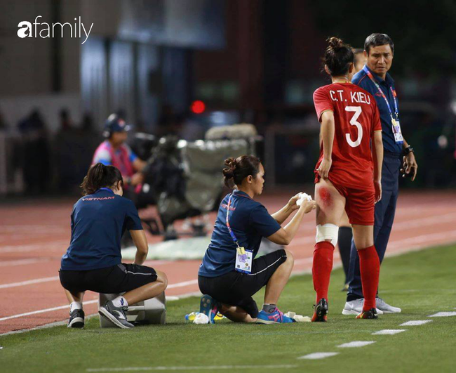 Hình ảnh đắt giá và xót xa nhất trận chung kết bóng đá nữ SEA Games 30: Đường đến vinh quang của các cô gái vàng Việt Nam có cả máu và nước mắt - Ảnh 3. Hình ảnh đắt giá và xót xa nhất trận chung kết bóng đá nữ SEA Games 30: Đường đến vinh quang của các cô gái vàng Việt Nam có cả máu và nước mắt - Ảnh 3.