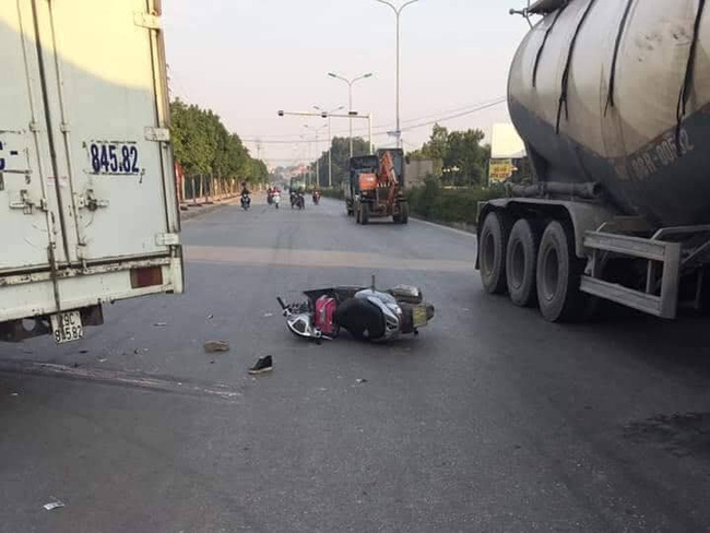 Hà Nội: Va chạm với xe tải, hai mẹ con thương vong - Ảnh 2.