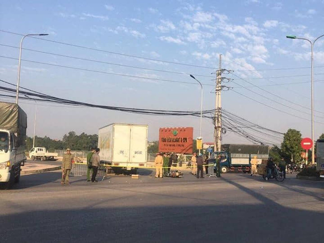 Hà Nội: Va chạm với xe tải, hai mẹ con thương vong - Ảnh 3.