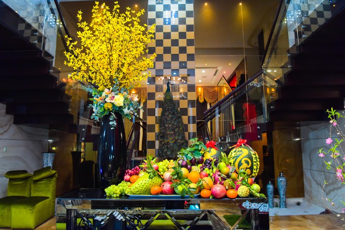 Mâm ngũ quả được ca sĩ bày biện bên chậu mai vàng. Nhiều lúc thấy mình làm hơi quá. Mà thôi kệ, mình thích thì mình chơi thôi, ca sĩ nói vui.