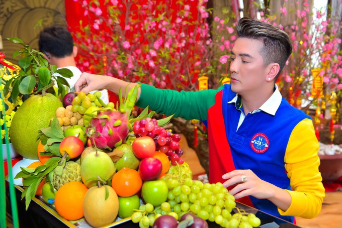 Đàm Vĩnh Hưng tâm sự anh thích Tết nhất trong các kỳ lễ hội. Từ lâu, anh giữ quy tắc riêng: Tết là không đi đâu ngoài Việt Nam. Anh từ chối các show để dành trọn thời gian cho gia đình, bạn bè.