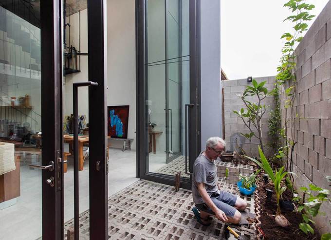 Theo Archdaily, ngôi nhà là một thiết kế của kiến trúc sư Lee Cherng Yih cùng các đồng nghiệp tại Formzero, dành cho một cặp vợ chồng đã nghỉ hưu, yêu thích trồng cây.