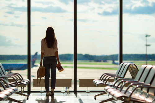 
Một chiếc thẻ tín dụng du lịch là lựa chọn hợp lý nếu thường đi lại bằng máy bay. Ảnh: Shutterstock
