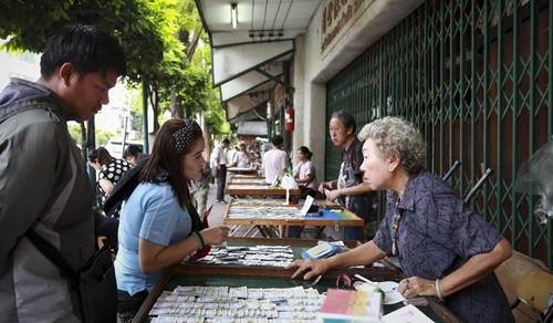 
Người Thái mua vé số trên đường Charoen Krung ở Khu Phố Tàu cũ, Bangkok - Ảnh: James Wendlinger.
