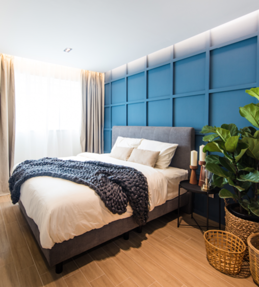 
Thiết kế lưới đặc trưng của tường trong phòng ngủ được xây dựng bằng gỗ và phủ lớp sơn xanh nổi bật. Đó là một điểm hút thị giác, đồng thời khiến trần nhà như cao hơn.
