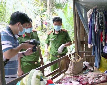 
C&ocirc;ng an kh&aacute;m nghiệm hiện trường vụ &aacute;n. Ảnh: CAND
