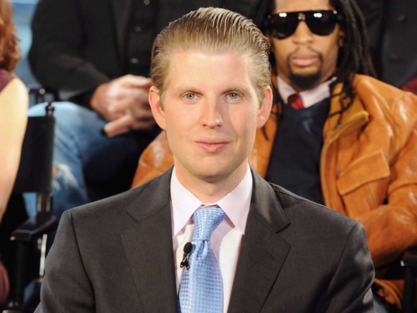 
Eric Trump (33 tuổi) là quý tử thứ hai của tổng thống Mỹ với bà Ivana. Sau khi tốt nghiệp Đại học Georgetown, Eric đảm nhận công việc mở rộng danh mục bất động sản cho công ty của cha.
