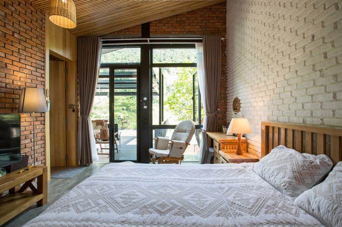 Tầng trên là một phòng ngủ và một ban công khá lớn được che bằng mái kính.