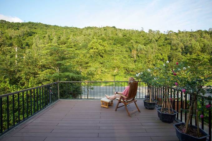 Từ phòng ngủ và ban công này có thể phóng tầm mắt ngắm nhìn núi Sơn Trà.