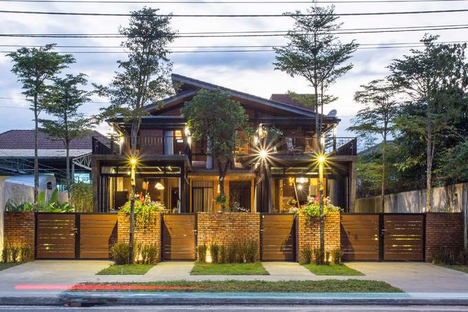 Vật liệu xây nhà chủ yếu là thép và gạch thô. Công trình vừa hoàn thành đầu năm 2019. Dọn vào nhà ở một thời gian, gia chủ cảm thấy hài lòng vì mỗi sớm mai thức dậy luôn tràn đầy năng lượng nhờ được hít thở không khí trong lành.