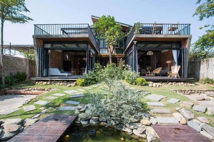 Chủ nhà là hai cặp vợ chồng trung niên vốn khá thân thiết và có nhiều điểm chung. Họ muốn sống gần nhau để có nhiều thời gian trò chuyện, chia sẻ những buồn vui của cuộc sống.