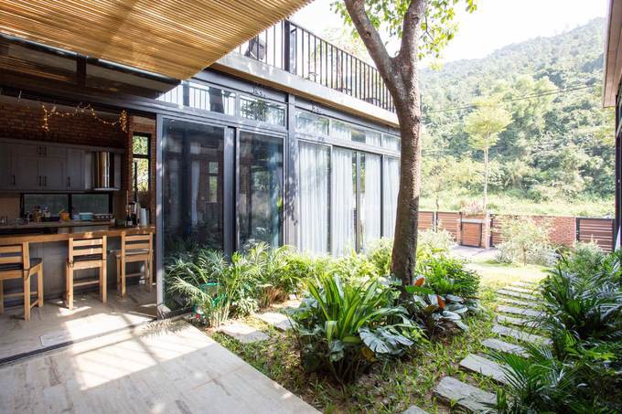 Cả hai gia đình đều rất yêu thiên nhiên, đặc biệt là núi Sơn Trà. Mỗi ngày họ đều lên đây ngắm nhìn và khám phá thiên nhiên. Vì vậy họ đã cố gắng mua đất và xây nhà ở đây để có thể dễ dàng tiếp cận với những gì mình yêu thích.