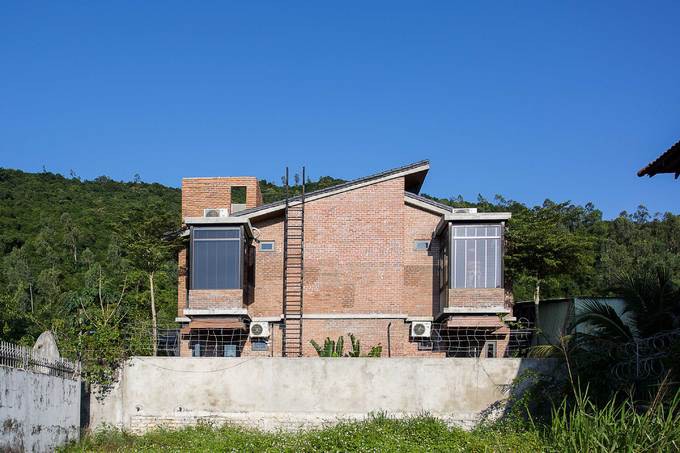 Yêu cầu của họ là xây một ngôi nhà đơn giản và hài hoà với thiên nhiên. Đặc biệt, nhà tuy sử dụng cho hai gia đình ở riêng biệt nhưng phải có chung tổng thể, nhìn bề ngoài, đây phải là một chứ không phải hai ngôi nhà.