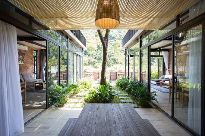 Kiến trúc sư Tô Hữu Dũng đã quyết định thiết kế một ngôi nhà chia làm hai, có công năng giống nhau, tách biệt hoàn toàn và đối xứng nhau qua một khoảng sân vườn ở giữa.