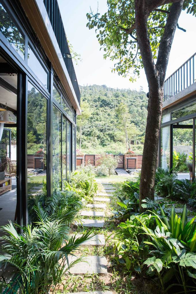 Khoảng sân vườn này vừa là khoảng đệm mở giữa hai nhà, vừa là lối vào chính.