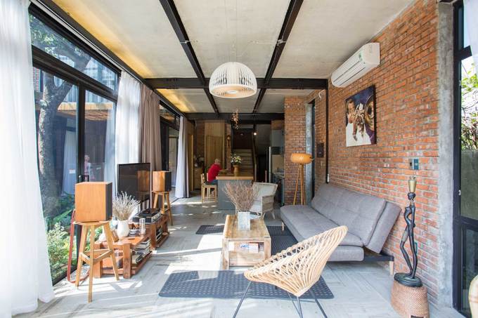 Từ khoảng sân vườn bước vào là phòng khách, bếp và khu vực ăn uống.