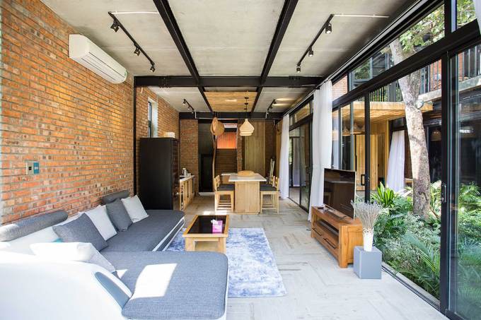 Hai phòng khách - cũng như các căn phòng khác của hai gia đình - bài trí tổng thể tương đối giống nhau nhưng vẫn có nhiều chi tiết nhỏ khác biệt.