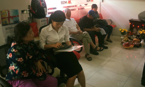 Khách hàng đang chờ giao dịch tại một chi nhánh của MSB sáng mùng 7 Tết. Ảnh: PV.