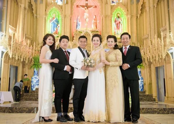 Đại gia đình trong đám cưới con gái đầu Thu Thủy