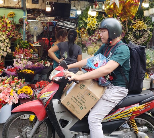 
Một khách hàng tranh thủ mua hoa sớm tặng người yêu nhân ngày Lễ tình nhân
