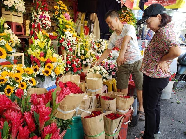 
Người khách lớn tuổi băn khoăn chọn lựa vì giá khá cao, gấp 2, 3 lần ngày thường
